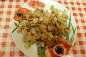 Рецепт: Топенамбур жареный с тыквенными семечками — По-домашнему