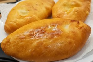 Пирожки с картошкой без дрожжей: мягкие, даже на 3-й день. Всё дело в одном простом продукте