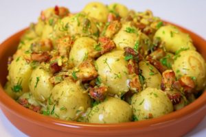 Немецкий картофельный салат: секрет сочности и сытности, который заставит вас забыть о привычных рецептах!