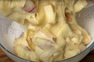 Готовлю его каждую неделю: быстрый яблочный пирог без возни. На вкус — как облако с фруктовой начинкой