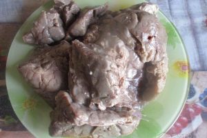 Рецепт: Тушеное легкое в сметане — бюджетное блюдо
