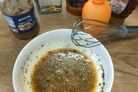 Салат с кальмарами и морской капустой Салат с кальмарами и морской капустой
