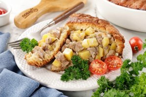 Простой мясной пирог с картошкой Простой мясной пирог с картошкой
