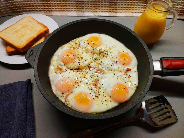 Яичница с беконом Яичница с беконом
