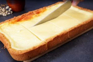 Проще не бывает: готовим сметанник с нежным суфле – пирог, который ваша дочь испечет сама с первого раза!