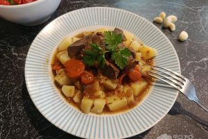Рецепт: Печень свиная тушеная — с луком и морковью