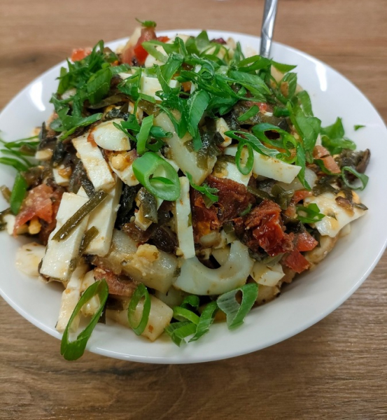 Салат с кальмарами и морской капустой Салат с кальмарами и морской капустой