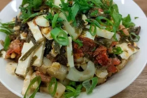 Салат с кальмарами и морской капустой
