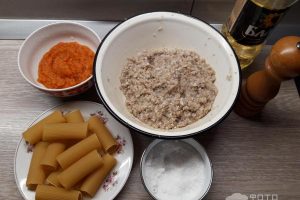 Рецепт: Фаршированные макароны на сковороде — можно готовить в духовке и на сковороде!