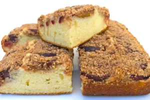 Пирог со сливами и фундуком
