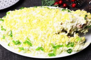 Новогодний салат «Мимоза» по-новому! Рецепт с нежным вкусом и необычным соусом