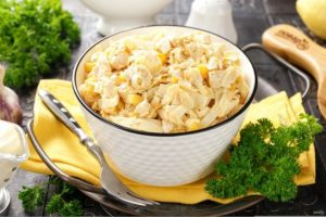 Салат с курицей и блинчиками