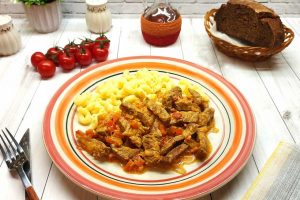 Говядина в сметанном соусе с овощами