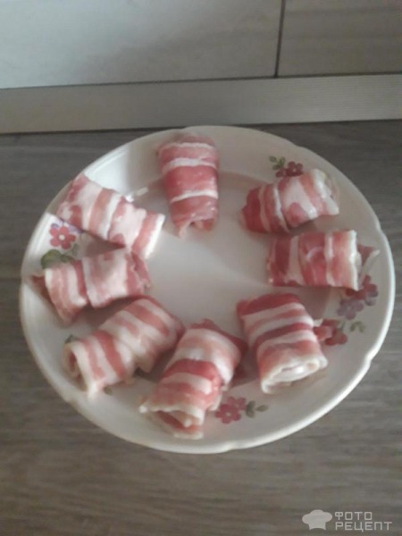 Рецепт: Запеченые беконовые рулеты - с сыром и черносливом! Рецепт: Запеченые беконовые рулеты - с сыром и черносливом!