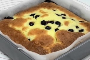 Пирог с ягодами и сметанной заливкой: просто волшебство, а не выпечка! Готовится без хлопот, а результат восхищает