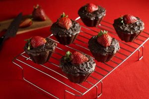 Шоколадные кексы с клубникой