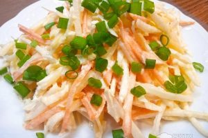 Рецепт: Закуска из дайкона — с сыром и чесноком