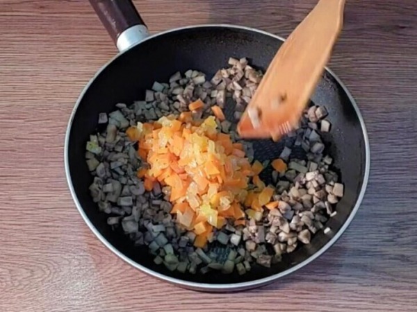 Мясные пенечки с грибами под соусом Мясные пенечки с грибами под соусом