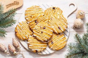 Новогоднее печенье с клюквой