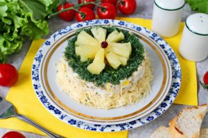 Салат с ананасами