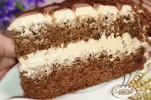 Проще не бывает: нежный бисквитный торт с простым, но вкусным кремом. Рецепт идеального десерта к чаю!