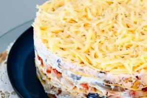 Новогодний шедевр из недорогих продуктов. Сочный и нежный закусочный торт!