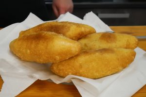 Румяные золотистые пирожки с капустой. Тот самый рецепт, как у бабушки – вся фишка в тесте!