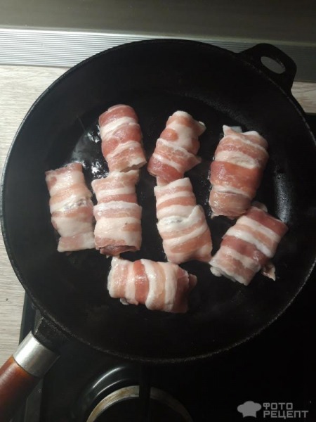 Рецепт: Запеченые беконовые рулеты - с сыром и черносливом! Рецепт: Запеченые беконовые рулеты - с сыром и черносливом!