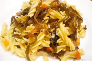 Рецепт: Макароны на сковороде — с морской капустой