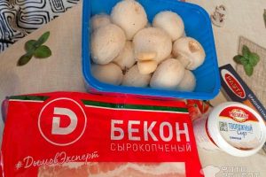Рецепт: Шампиньоны с творожным сыром, запеченные в беконе — в духовке
