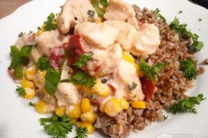Рецепт: Куриное филе в соусе на сковороде — с кукурузой и болгарским перцем