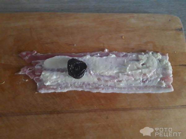 Рецепт: Запеченые беконовые рулеты - с сыром и черносливом! Рецепт: Запеченые беконовые рулеты - с сыром и черносливом!