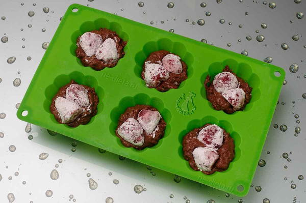 Шоколадные кексы с клубникой Шоколадные кексы с клубникой