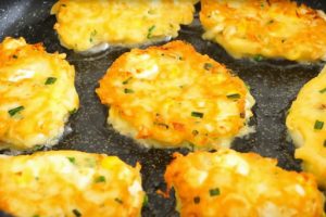 Готовится проще, чем оладьи, а результат вкуснее пирожков: феноменальное блюдо для ленивого утра