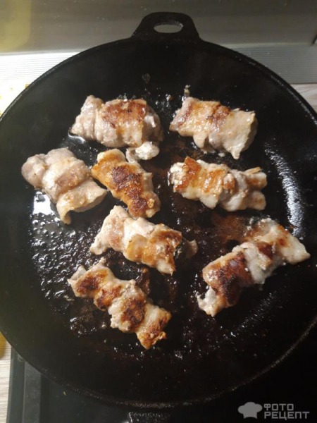Рецепт: Запеченые беконовые рулеты - с сыром и черносливом! Рецепт: Запеченые беконовые рулеты - с сыром и черносливом!