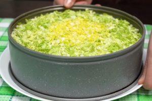 Праздничный салат «Вера» — рецепт, который подарит не только вкус, но и настроение. Безумно вкусный и нежный!