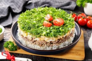 Салат с сайрой и рисом