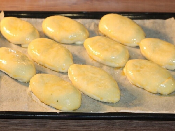 Пышные пирожки с жаренным луком и яйцом Пышные пирожки с жаренным луком и яйцом
