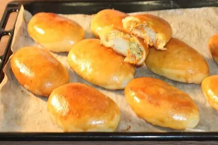 Пышные пирожки с жаренным луком и яйцом Пышные пирожки с жаренным луком и яйцом