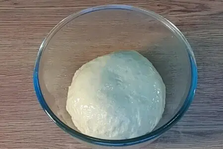 Пышные пирожки с жаренным луком и яйцом Пышные пирожки с жаренным луком и яйцом