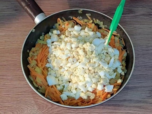 Пышные пирожки с жаренным луком и яйцом Пышные пирожки с жаренным луком и яйцом