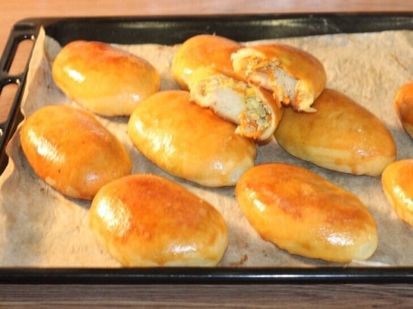 Пышные пирожки с жаренным луком и яйцом Пышные пирожки с жаренным луком и яйцом