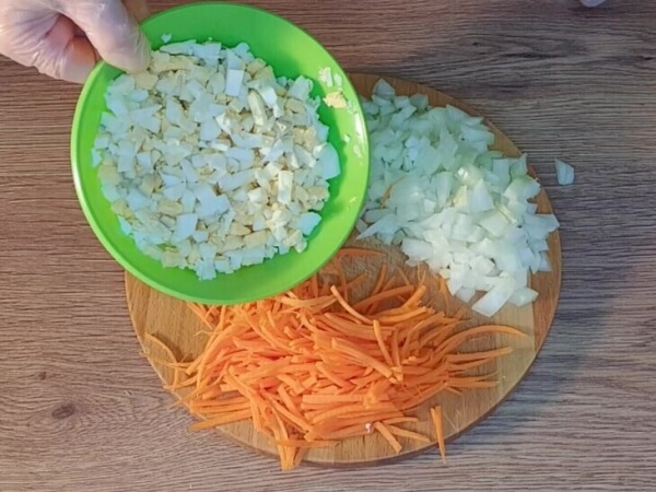 Пышные пирожки с жаренным луком и яйцом Пышные пирожки с жаренным луком и яйцом