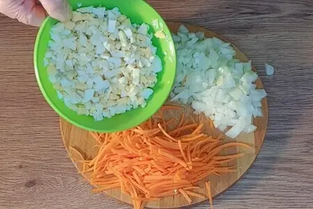 Пышные пирожки с жаренным луком и яйцом Пышные пирожки с жаренным луком и яйцом