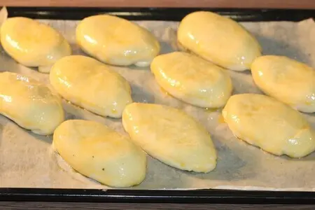 Пышные пирожки с жаренным луком и яйцом Пышные пирожки с жаренным луком и яйцом