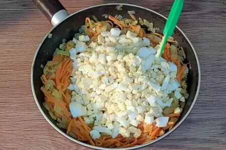 Пышные пирожки с жаренным луком и яйцом Пышные пирожки с жаренным луком и яйцом
