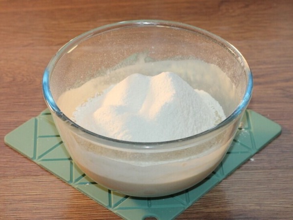 Пышные пирожки с жаренным луком и яйцом Пышные пирожки с жаренным луком и яйцом