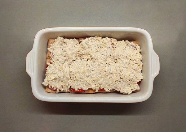 Свинина под сыром с помидорами и орехами Свинина под сыром с помидорами и орехами