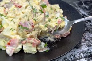 Картофельный салат, который просится на праздничный стол: уникальная заправка удивит и восхитит всех!