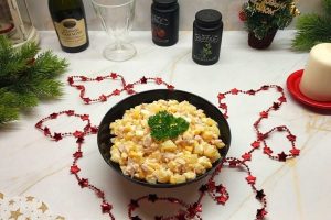 Салат с копченой курицей и ананасом
